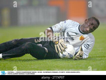 FUSSBALL - FRANZÖSISCHE MEISTERSCHAFT 2003/04 - 031205 - OLYMPIQUE LYONNAIS GEGEN FC METZ - KOSSI AGASSA (MTZ) - FOTO LAURENT BAHEUX / FLASH PRESS Stockfoto