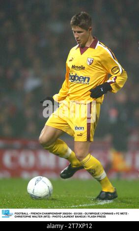 FUSSBALL - FRANZÖSISCHE MEISTERSCHAFT 2003/04 - 031205 - OLYMPIQUE LYONNAIS GEGEN FC METZ - CHRISTOPHE WALTER (MTZ) - FOTO LAURENT BAHEUX / FLASH PRESS Stockfoto