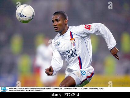 FUSSBALL - FRANZÖSISCHE MEISTERSCHAFT 2003/04 - 031205 - OLYMPIQUE LYONNAIS GEGEN FC METZ - FLORENT MALOUDA (LYON) - FOTO LAURENT BAHEUX / FLASH PRESS Stockfoto