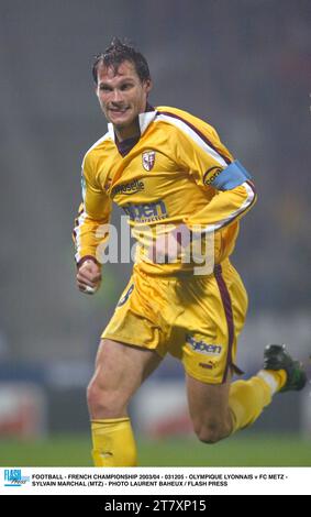 FUSSBALL - FRANZÖSISCHE MEISTERSCHAFT 2003/04 - 031205 - OLYMPIQUE LYONNAIS GEGEN FC METZ - SYLVAIN MARCHAL (MTZ) - FOTO LAURENT BAHEUX / FLASH PRESS Stockfoto