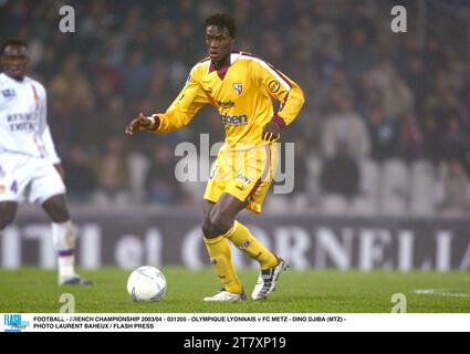 FUSSBALL - FRANZÖSISCHE MEISTERSCHAFT 2003/04 - 031205 - OLYMPIQUE LYONNAIS GEGEN FC METZ - DINO DJIBA (MTZ) - FOTO LAURENT BAHEUX / FLASH PRESS Stockfoto