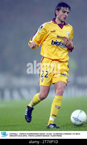 FUSSBALL - FRANZÖSISCHE MEISTERSCHAFT 2003/04 - 031205 - OLYMPIQUE LYONNAIS GEGEN FC METZ - GREGORY LECA (MTZ) - FOTO LAURENT BAHEUX / FLASH PRESS Stockfoto