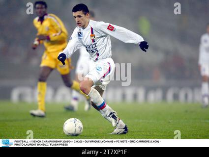 FUSSBALL - FRANZÖSISCHE MEISTERSCHAFT 2003/04 - 031205 - OLYMPIQUE LYONNAIS GEGEN FC METZ - ERIC CARRIERE (LYON) - FOTO LAURENT BAHEUX / FLASH PRESS Stockfoto