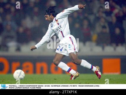 FUSSBALL - FRANZÖSISCHE MEISTERSCHAFT 2003/04 - 031205 - OLYMPIQUE LYONNAIS GEGEN FC METZ - VIKASH DHORASOO (LYON) - FOTO LAURENT BAHEUX / FLASH PRESS Stockfoto