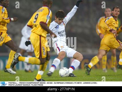 FUSSBALL - FRANZÖSISCHE MEISTERSCHAFT 2003/04 - 031205 - OLYMPIQUE LYONNAIS GEGEN FC METZ - JUNINHO (LYON) - FOTO LAURENT BAHEUX / FLASH PRESS Stockfoto