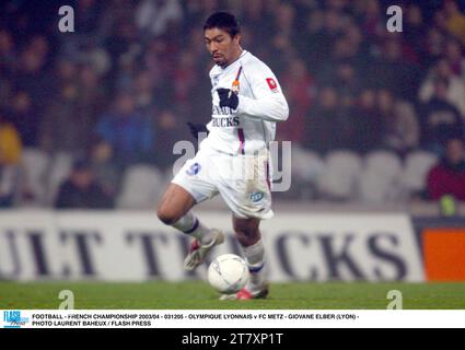 FUSSBALL - FRANZÖSISCHE MEISTERSCHAFT 2003/04 - 031205 - OLYMPIQUE LYONNAIS GEGEN FC METZ - GIOVANE ELBER (LYON) - FOTO LAURENT BAHEUX / FLASH PRESS Stockfoto