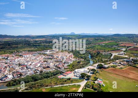 Drohnenansicht des Dorfes Arcos de la Frontera in der Region Pueblos Blancos, Andalusien, Spanien, Europa Stockfoto