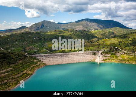 Drohnenansicht des Staudamms Zahara de la Sierra mit türkisfarbenem Wasser und Bergen im Hintergrund, Andalusien, Spanien, Europa Stockfoto