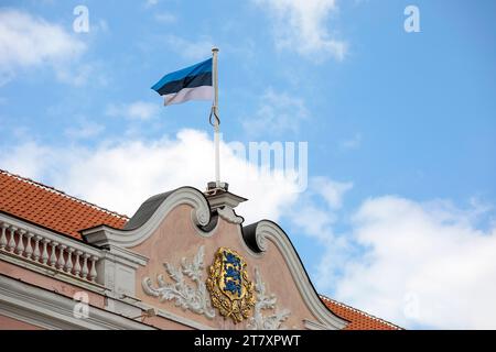 Estnische Flagge auf einem Gebäude des estnischen Parlaments im Zentrum von Tallinn, Estland Stockfoto