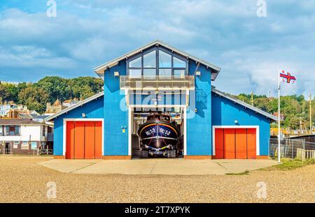 Hastings Lifeboat Station am Stade (der Strand der Fischer) an der Küste von Hastings, East Sussex, England, Großbritannien, Europa Stockfoto