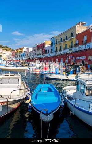 Kleine Boote im Hafen des farbenfrohen Fischerdorfes Ponza, Insel Ponza, Pontinische Inseln, Tyrrhenische Meer, Provinz Latina, Latium (Latium) Stockfoto