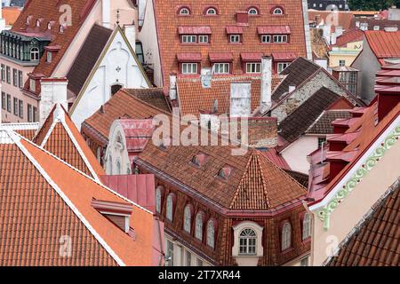 Details zu den historischen Gebäuden, Dächern in einem alten Teil der estnischen Hauptstadt Tallin Stockfoto