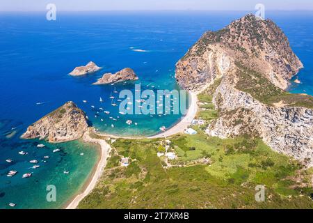Die Bucht von Franziskus und der Felsen von Saint Silverio, aus der Vogelperspektive, die Insel Palmarola, die Gemeinde Ponza, das Tyrrhenische Meer, pontine Archipel Stockfoto