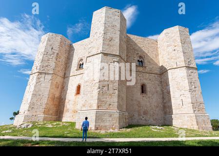 Man bewundert die achteckige Burg Castel del Monte an einem klaren, sonnigen Tag, UNESCO-Weltkulturerbe, Apulien, Süditalien, Italien, Europa Stockfoto