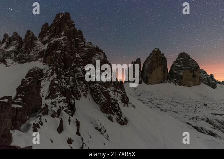 Sternenklare Nacht über drei Zinnen von Lavaredo und Paterno, Winterblick, Sexten, Dolomiten, Südtirol, Italien, Europa Stockfoto