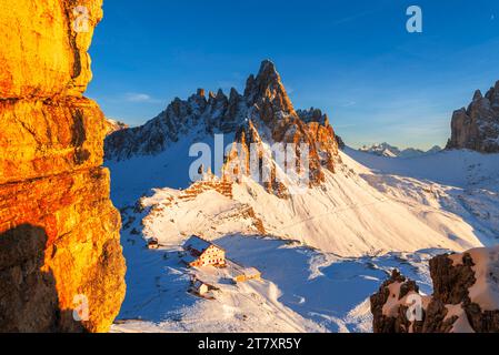 Winter Sonnenuntergang auf dem Paterno und der schneebedeckten Locatelli-Hütte, drei Zinnen von Lavaredo, Sexten, Dolomiten, Südtirol Stockfoto