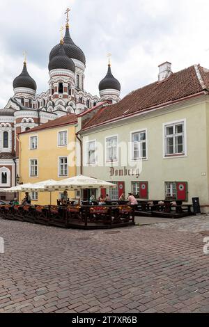 Einheimische und Touristen genießen an einem sonnigen Sommertag in Estland die Bar und Restaurants in der Altstadt von Tallinn Stockfoto