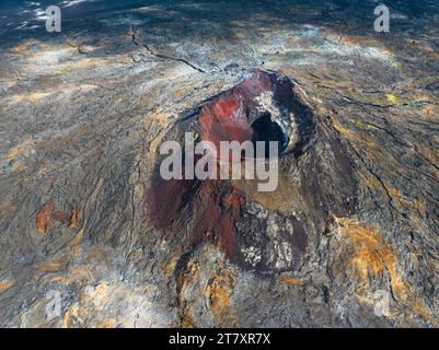 Luftaufnahme des Vulkankegels im Eruptionsgebiet in der Nähe von Reykjavik, isländischer Südküste, Island, Polarregionen Stockfoto