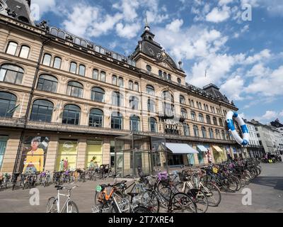 Fahrräder parken vor dem Kaufhaus Magasin du Nord, Kopenhagen, Dänemark, Skandinavien, Europa Stockfoto