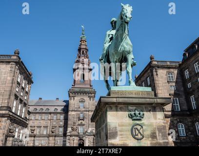 Christiansborgs Palace, Sitz des dänischen Parlaments, mit Statue von König Friedrich VII., Kopenhagen, Dänemark, Skandinavien, Europa Stockfoto