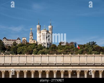 Palais de Justice mit der Basilika Notre Dame de Fourviere auf dem Hügel dahinter, Lyon, Auvergne-Rhone-Alpes, Frankreich, Europa Stockfoto