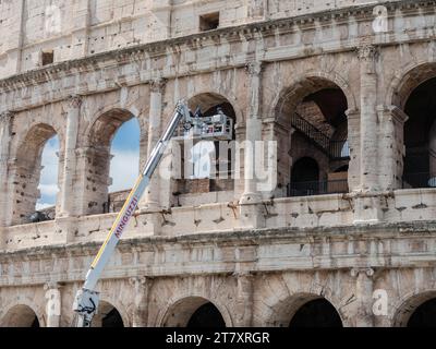 Arbeiter, die das Kolosseum besichtigen, Rom, Latium, Italien, Europa Stockfoto