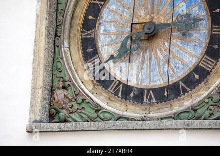 Details einer wunderschönen und alten Wanduhr von einem der Gebäude im alten Teil von Tallinn in Estland Stockfoto