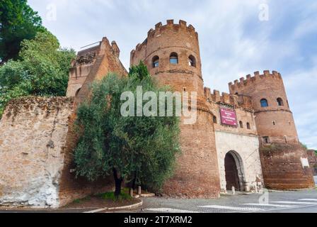 Porta San Paolo (St. Paulus Tor), römische Aurelianische Mauern (Mura Aureliane), UNESCO-Weltkulturerbe, Rom, Latium (Latium), Italien, Europa Stockfoto