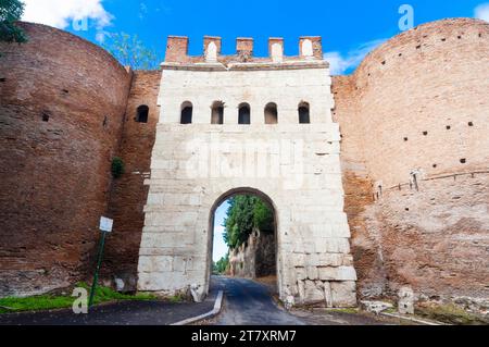 Porta Latina (lateinisches Tor), römische Aurelianische Mauern (Mura Aureliane), UNESCO-Weltkulturerbe, Rom, Latium (Latium), Italien, Europa Stockfoto