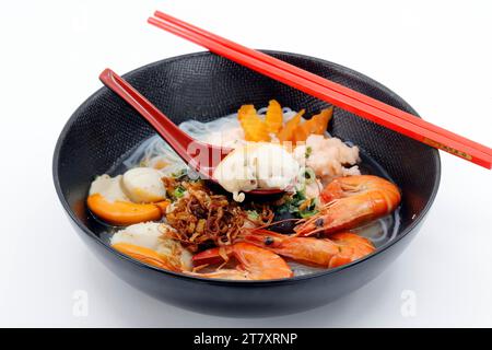 Frische Meeresfrüchte, vietnamesische Suppe in einer schwarzen Schüssel, asiatische Küche, Frankreich, Europa Stockfoto