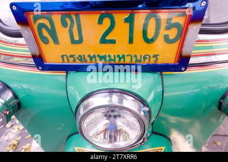 Nahaufnahme des Kennzeichens eines Tuk Tuk, ein Taxi, das für Südostasien, Bangkok, Thailand, Südostasien, Asien charakteristisch ist Stockfoto