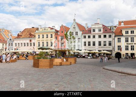 Raekoja Platz in der Altstadt von Tallinn an einem schönen sonnigen Sommertag, Estland Stockfoto