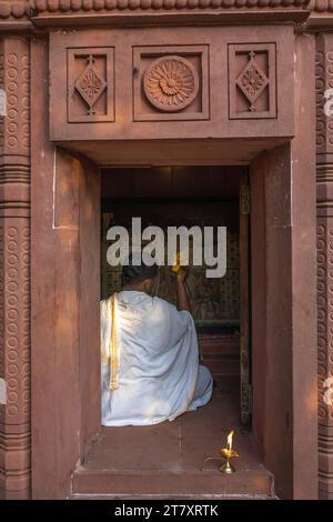 Priester, der ein Ritual in einem Tempel im Ecovillage Goverdan, Maharashtra, Indien, Asien durchführt Stockfoto