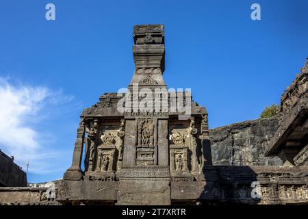 Stone Diya Stambha Säule im Kailash Tempel, Ellora Höhlen, UNESCO-Weltkulturerbe, Maharashtra, Indien, Asien Stockfoto