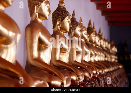 Reihe goldener Buddha-Statuen, Geste des Erdenzeugnisses, Wat Pho (Tempel des liegenden Buddha), Bangkok, Thailand, Südostasien, Asien Stockfoto