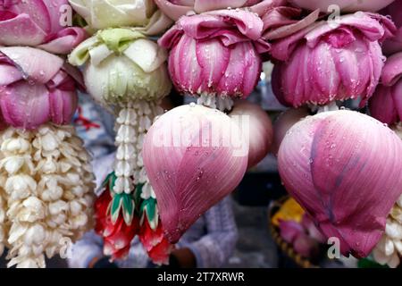 Blumengirlanden als Tempelopfer für die hinduistische Zeremonie, indischer Blumenladen im Sri Maha Mariamman Tempel, Bangkok, Thailand, Südostasien, Asien Stockfoto