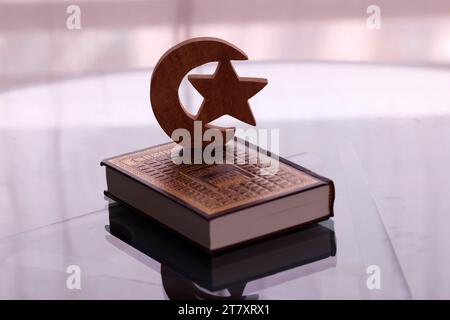 Stern, Halbmond und Koran drei Symbole für Islam, Vietnam, Indochina, Südostasien, Asien Stockfoto