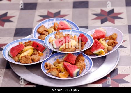 Iftar (Ramadan-Abendessen, das den ganzen Tag über das Fastenfest durchbricht) in der Saigon-Moschee, Ho-Chi-Minh-Stadt, Vietnam, Indochina, Südostasien, Asien Stockfoto