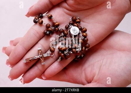 Frauenhände halten hölzernen katholischen Rosenkranz im Gebet, Vietnam, Indochina, Südostasien, Asien Stockfoto
