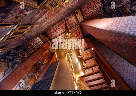 Wat Pho (Tempel des liegenden Buddha), große liegende goldene Buddha-Statue (Phra Buddhasaiyas), Bangkok, Thailand, Südostasien, Asien Stockfoto