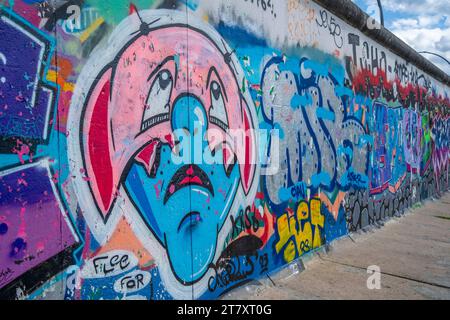 Ansicht der Kunstwerke in der Berliner Mauer, Ostseite der ehemaligen Berliner Mauer entlang der Spree, Berlin, Deutschland, Europa Stockfoto