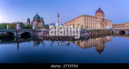 Blick auf den Berliner Dom, den Berliner Fernsehturm und das Humboldt-Forum in der Abenddämmerung in der Spree, Berlin, Deutschland, Europa Stockfoto