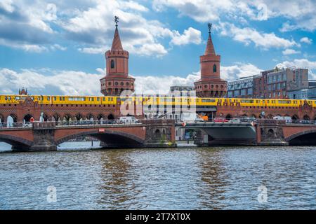 Blick auf die Oberbaumbrücke in der Nähe des östlichen Abschnitts der ehemaligen Berliner Mauer entlang der Spree, Berlin, Deutschland, Europa Stockfoto