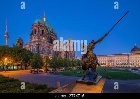 Blick auf den Berliner Dom aus dem Neuen Museum in der Abenddämmerung, Berlin, Deutschland, Europa Stockfoto