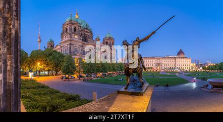 Blick auf den Berliner Dom aus dem Neuen Museum in der Abenddämmerung, Berlin, Deutschland, Europa Stockfoto