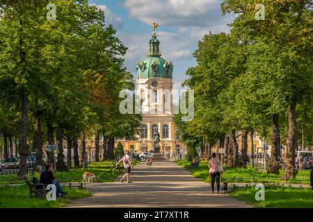 Blick auf das Schloss Charlottenburg auf Schloss Charlottenburg von der Schlossrasse, Berlin, Deutschland, Europa Stockfoto