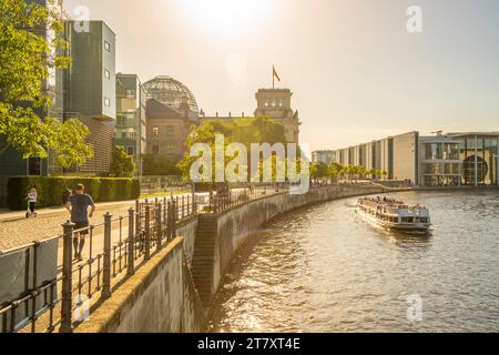 Blick auf die Sightseeing-Bootstour auf der Spree und dem Reichstag, Mitte, Berlin, Deutschland, Europa Stockfoto