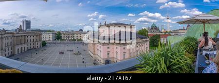 Blick auf den Bebelplatz, den Berliner Fernsehturm und den Berliner Dom von der Dachterrasse des Hotels de Rome, Berlin, Deutschland, Europa Stockfoto