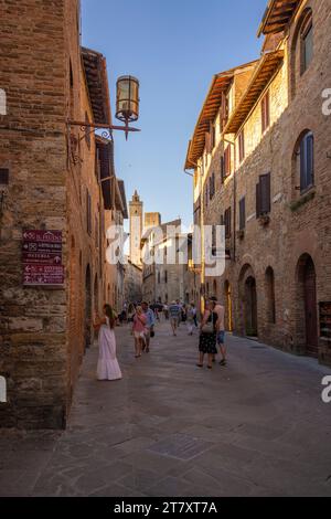 Blick auf die enge Straße in San Gimignano, San Gimignano, Provinz Siena, Toskana, Italien, Europa Stockfoto