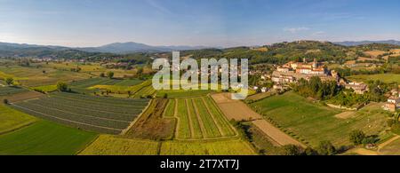 Erhöhter Blick auf Ackerland, Landschaft und Stadt, Monterchi, Provinz Arezzo, Toskana, Italien, Europa Stockfoto